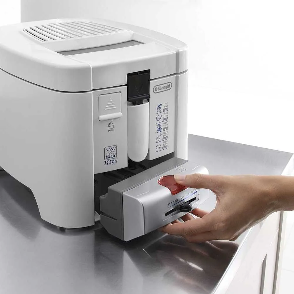 Зображення товару Фритюрниця Delonghi 1800вт.,1.2л.,керування електронне,корпус пластик,оглядове вікно,фільтр від запаху. F 132351
