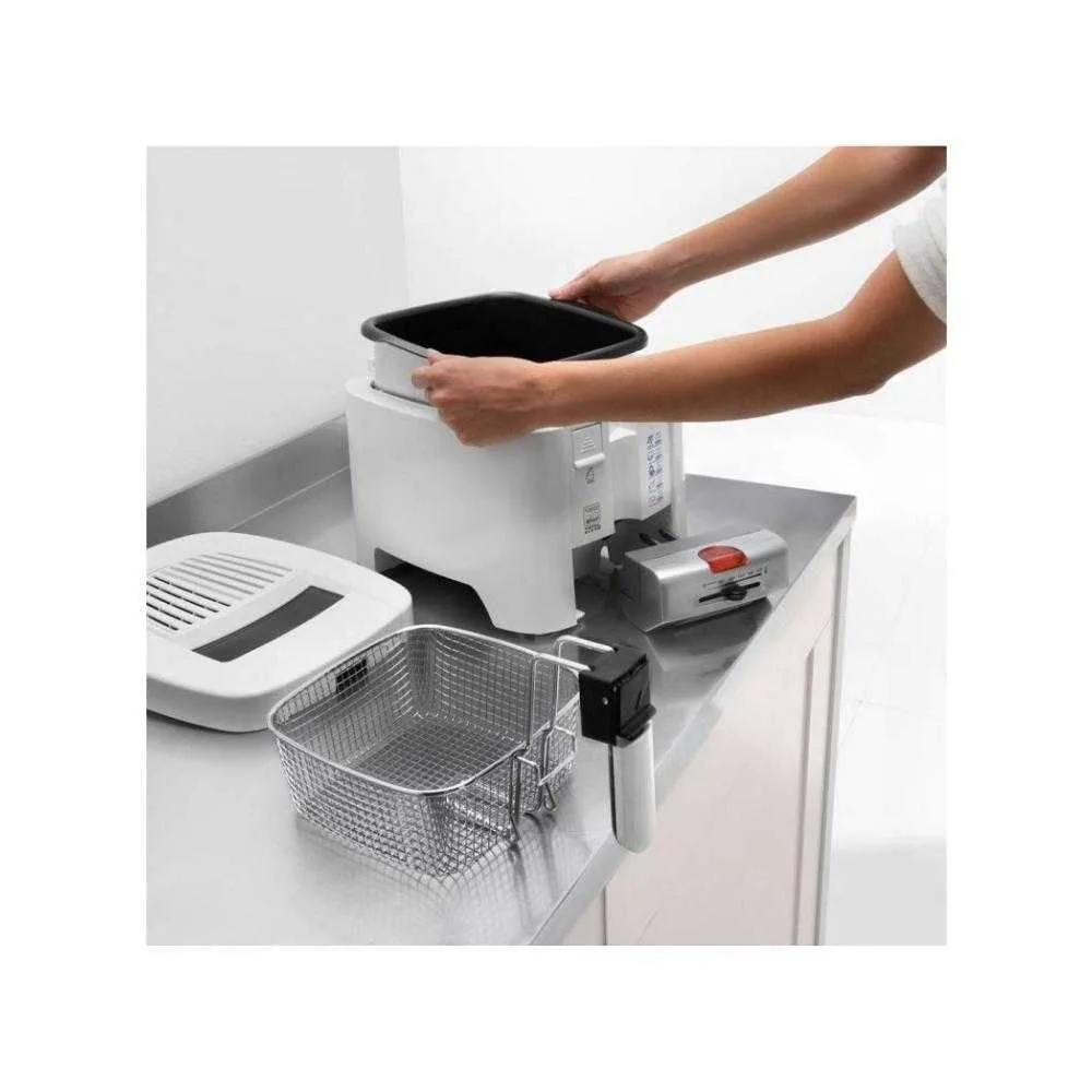 Зображення товару Фритюрниця Delonghi 1800вт.,1.2л.,керування електронне,корпус пластик,оглядове вікно,фільтр від запаху. F 132353